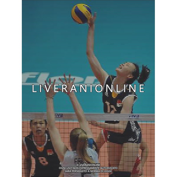(130810) -- HONG KONG, Aug. 10, 2013 () -- Hui Ruoqi (back) of China spikes the ball during a match against Argentina at FIVB Volleyball World Grand Prix HK 2013 in Hong Kong, south China, Aug. 10, 2013. China won the match 3-0. (/Lo Ping Fai)(xzj) ©photoshot/AGENZIA ALDO LIVERANI SAS - ITALY ONLY - Pallavolo FIVB World Grand Prix Volley 2013 a Hong Kong, Cina agosto 2013
