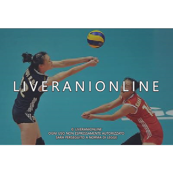 (130810) -- HONG KONG, Aug. 10, 2013 () -- Hui Roqi (L) of China saves the ball during a match against Argentina at FIVB Volleyball World Grand Prix HK 2013 in Hong Kong, south China, Aug. 10, 2013. China won the match 3-0. (/Lo Ping Fai)(xzj) ©photoshot/AGENZIA ALDO LIVERANI SAS - ITALY ONLY - Pallavolo FIVB World Grand Prix Volley 2013 a Hong Kong, Cina agosto 2013