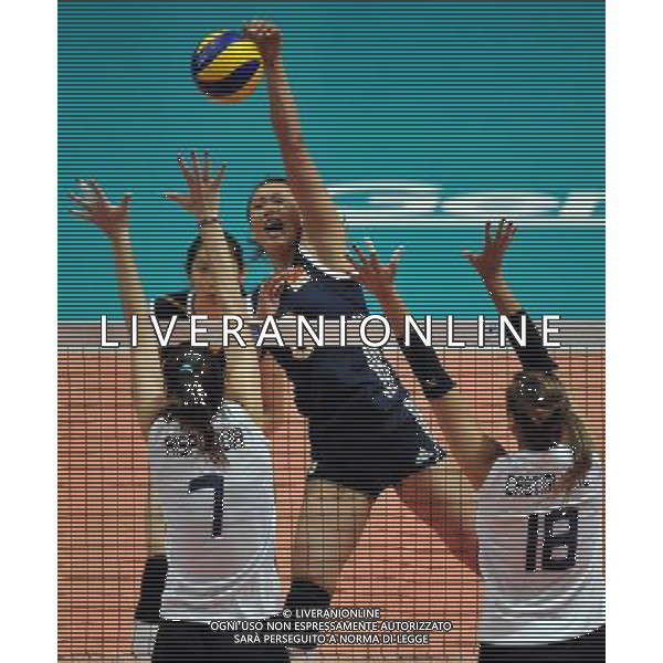 (130810) -- HONG KONG, Aug. 10, 2013 () -- Zeng Chunlei (C) of China spikes the ball during a match against Argentina at FIVB Volleyball World Grand Prix HK 2013 in Hong Kong, south China, Aug. 10, 2013. China won the match 3-0. (/Lo Ping Fai)(xzj) ©photoshot/AGENZIA ALDO LIVERANI SAS - ITALY ONLY - Pallavolo FIVB World Grand Prix Volley 2013 a Hong Kong, Cina agosto 2013