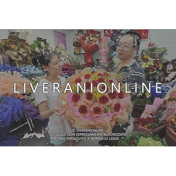 (130812) -- YINCHUAN, Aug. 12, 2013 () -- A man chooses flowers to present to his wife ahead of the Qixi Festival, or Chinese Valentine\'s Day, in Yinchuan, capital of northwest China\'s Ningxia Hui Autonomous Region, Aug. 12, 2013. The Qixi Festival, which falls on Aug. 13 this year, originates from a folk tale about a fairy named Zhinu who marries a mortal named Niulang. The marriage allegedly enraged the Goddess of Heaven, who created the Milky Way to separate them. Supposedly, the pair of lovers are reunited for a single night each year by magpies that fly into the heavens and form a bridge for them to cross. (/Peng Zhaozhi) ©photoshot/AGENZIA ALDO LIVERANI SAS - ITALY ONLY - Preparativi in vista del Festival Kwee o il giorno di San Valentino cinese, a Yinchuan, capitale del nord-ovest della Cina Ningxia Hui Regione Autonoma del 12 agosto 2013.