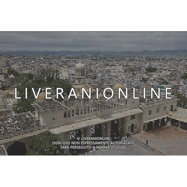 (130811) -- RAJASTHAN, Aug. 11, 2013 () -- Photo taken on Aug. 11, 2013 shows the view in Udaipur, India\'s Rajasthan. Located in the south of India\'s Rajasthan, Udaipur was built by Udai Singh in 16th century along the Pichola Lake. Nowadays, many of the ancient palaces have been converted into luxury hotels. Being rich in lakes, Udaipur is often called the \'Venice of the East\'. Every year, its ancient buildings, arts and craft works attract many visitors from the world. (/Zheng Huansong) ©photoshot/AGENZIA ALDO LIVERANI SAS - ITALY ONLY - Vedute della citta indiana di Udaipur, nel Rajasthan nel sud dell\'India costruita nel 16mo secolo lungo il lago Pichola. Antichi palazzi sono stati trasformati in alberghi di lusso e\' chiamata la \'Venezia d\'Oriente\' e attira molti turisti da tutto il mondo