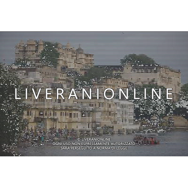 (130811) -- RAJASTHAN, Aug. 11, 2013 () -- Tourists visit in Udaipur, India\'s Rajasthan, Aug. 11, 2013. Located in the south of India\'s Rajasthan, Udaipur was built by Udai Singh in 16th century along the Pichola Lake. Nowadays, many of the ancient palaces have been converted into luxury hotels. Being rich in lakes, Udaipur is often called the \'Venice of the East\'. Every year, its ancient buildings, arts and craft works attract many visitors from the world. (/Zheng Huansong) ©photoshot/AGENZIA ALDO LIVERANI SAS - ITALY ONLY - Vedute della citta indiana di Udaipur, nel Rajasthan nel sud dell\'India costruita nel 16mo secolo lungo il lago Pichola. Antichi palazzi sono stati trasformati in alberghi di lusso e\' chiamata la \'Venezia d\'Oriente\' e attira molti turisti da tutto il mondo