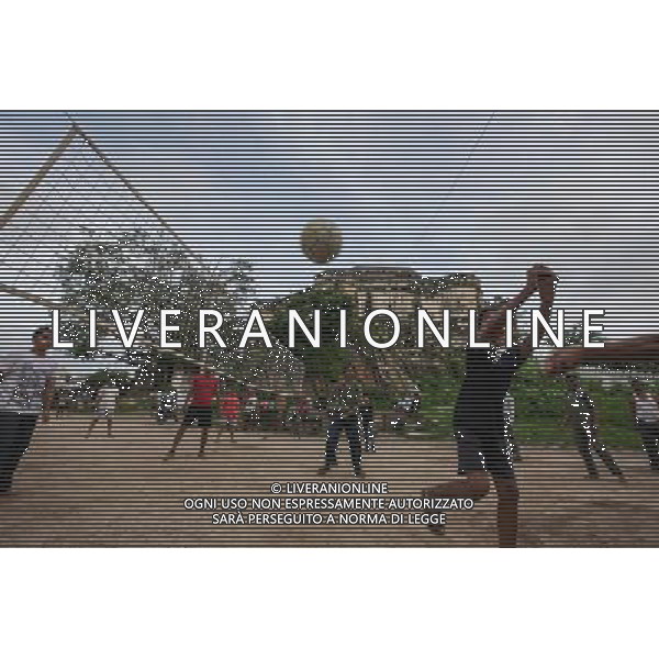 (130811) -- RAJASTHAN, Aug. 11, 2013 () -- Local residents play vollyball at a neighborhood in Udaipur, India\'s Rajasthan, Aug. 11, 2013. Located in the south of India\'s Rajasthan, Udaipur was built by Udai Singh in 16th century along the Pichola Lake. Nowadays, many of the ancient palaces have been converted into luxury hotels. Being rich in lakes, Udaipur is often called the \'Venice of the East\'. Every year, its ancient buildings, arts and craft works attract many visitors from the world. (/Zheng Huansong) ©photoshot/AGENZIA ALDO LIVERANI SAS - ITALY ONLY - Vedute della citta indiana di Udaipur, nel Rajasthan nel sud dell\'India costruita nel 16mo secolo lungo il lago Pichola. Antichi palazzi sono stati trasformati in alberghi di lusso e\' chiamata la \'Venezia d\'Oriente\' e attira molti turisti da tutto il mondo