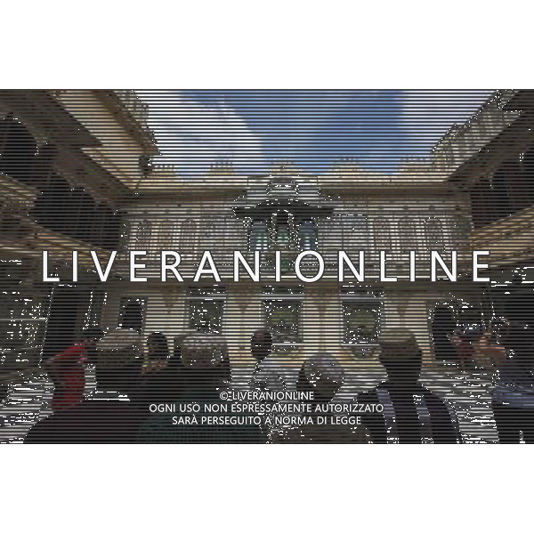 (130811) -- RAJASTHAN, Aug. 11, 2013 () -- Tourists visit in City Palace in Udaipur, India\'s Rajasthan, Aug. 11, 2013. Located in the south of India\'s Rajasthan, Udaipur was built by Udai Singh in 16th century along the Pichola Lake. Nowadays, many of the ancient palaces have been converted into luxury hotels. Being rich in lakes, Udaipur is often called the \'Venice of the East\'. Every year, its ancient buildings, arts and craft works attract many visitors from the world. (/Zheng Huansong) ©photoshot/AGENZIA ALDO LIVERANI SAS - ITALY ONLY - Vedute della citta indiana di Udaipur, nel Rajasthan nel sud dell\'India costruita nel 16mo secolo lungo il lago Pichola. Antichi palazzi sono stati trasformati in alberghi di lusso e\' chiamata la \'Venezia d\'Oriente\' e attira molti turisti da tutto il mondo