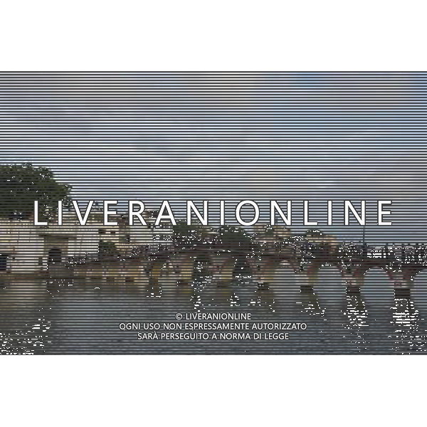 (130811) -- RAJASTHAN, Aug. 11, 2013 () -- Tourists and local residents walk in Udaipur, India\'s Rajasthan, Aug. 11, 2013. Located in the south of India\'s Rajasthan, Udaipur was built by Udai Singh in 16th century along the Pichola Lake. Nowadays, many of the ancient palaces have been converted into luxury hotels. Being rich in lakes, Udaipur is often called the \'Venice of the East\'. Every year, its ancient buildings, arts and craft works attract many visitors from the world.(/Zheng Huansong) ©photoshot/AGENZIA ALDO LIVERANI SAS - ITALY ONLY - Vedute della citta indiana di Udaipur, nel Rajasthan nel sud dell\'India costruita nel 16mo secolo lungo il lago Pichola. Antichi palazzi sono stati trasformati in alberghi di lusso e\' chiamata la \'Venezia d\'Oriente\' e attira molti turisti da tutto il mondo