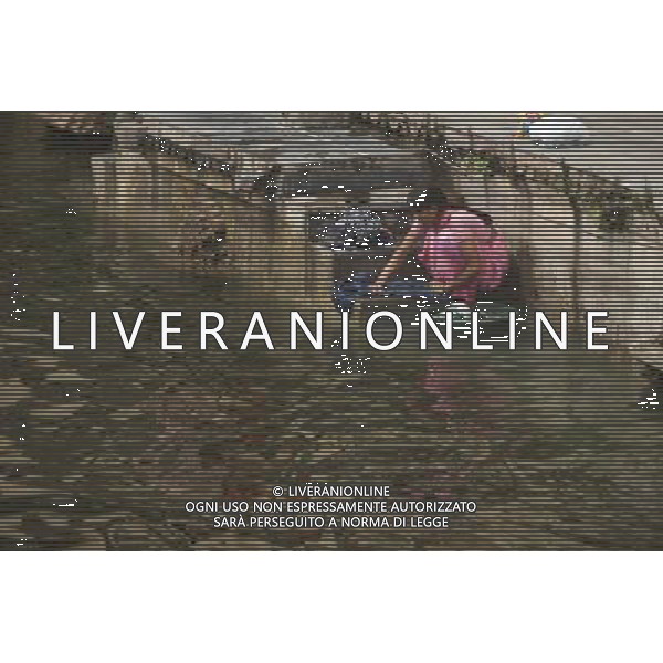 (130811) -- RAJASTHAN, Aug. 11, 2013 () -- A woman wash clothes in Udaipur, India\'s Rajasthan, Aug. 11, 2013. Located in the south of India\'s Rajasthan, Udaipur was built by Udai Singh in 16th century along the Pichola Lake. Nowadays, many of the ancient palaces have been converted into luxury hotels. Being rich in lakes, Udaipur is often called the \'Venice of the East\'. Every year, its ancient buildings, arts and craft works attract many visitors from the world. (/Zheng Huansong) ©photoshot/AGENZIA ALDO LIVERANI SAS - ITALY ONLY - Vedute della citta indiana di Udaipur, nel Rajasthan nel sud dell\'India costruita nel 16mo secolo lungo il lago Pichola. Antichi palazzi sono stati trasformati in alberghi di lusso e\' chiamata la \'Venezia d\'Oriente\' e attira molti turisti da tutto il mondo