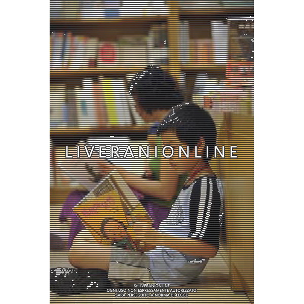 (130812) -- TAIPEI, Aug. 12, 2013 () -- A child reads books in a Eslite Bookstore in Taipei, southeast China\'s Taiwan, Aug. 12, 2013. Eslite was established in Taipei in 1989 with a focus on art and humanities-related books. Now Eslite has a total of 43 braches, attracting locals and tourists. (/Tao Ming) (cjq) ©photoshot/AGENZIA ALDO LIVERANI SAS - ITALY ONLY - La libreria Eslite fondata a Taipei nel 1989, con un focus su arte e libri di materie umanistiche ha un totale di 43 rami, attira residenti e turisti Cina sud-orientale di Taiwan, 12 agosto 2013.
