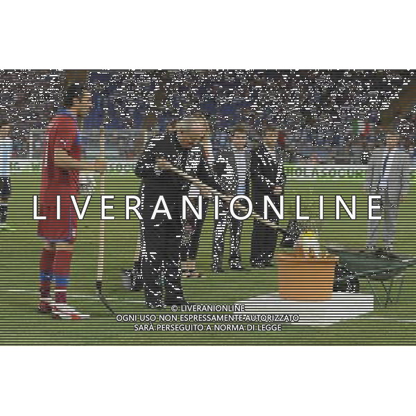 Roma - 14/08/2013 - Stadio Olimpico - Gara Amichevole - Italia vs Argentina - nella foto: Il cardinale bertone con l\'ulivo regalato al santo padre dalle squadre /Ph. Fabrizio Corradetti - Ag. Aldo Liverani sas