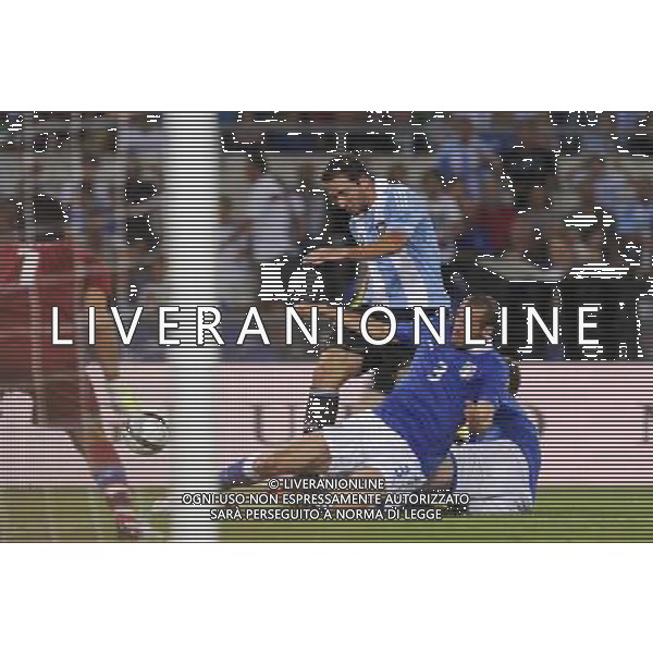 Roma - 14/08/2013 - Stadio Olimpico - Gara Amichevole - Italia vs Argentina - nella foto: azione di higuain in area /Ph. Fabrizio Corradetti - Ag. Aldo Liverani sas