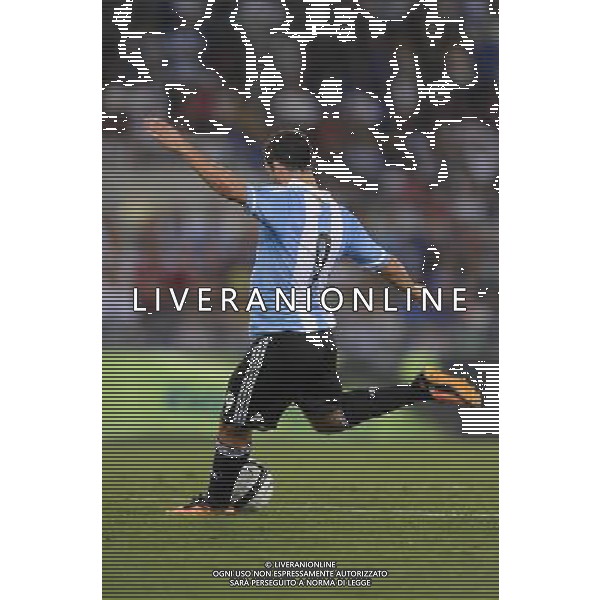 Roma - 14/08/2013 - Stadio Olimpico - Gara Amichevole - Italia vs Argentina - nella foto: il gol di higuain /Ph. Fabrizio Corradetti - Ag. Aldo Liverani sas