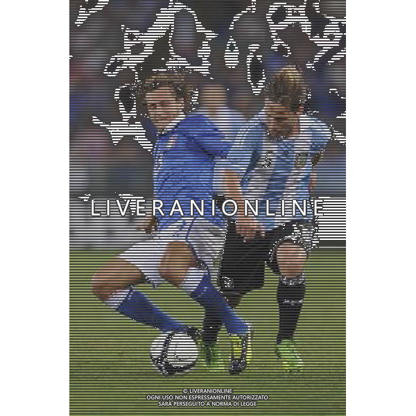 Roma - 14/08/2013 - Stadio Olimpico - Gara Amichevole - Italia vs Argentina - nella foto: Alessandro Diamanti e Lucas Biglia /Ph. Fabrizio Corradetti - Ag. Aldo Liverani sas