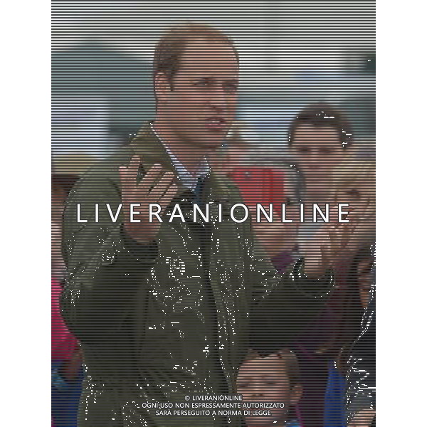 Britain\'s Prince William gestures as he arrives in the rain for an official visit to the Anglesey Show in North Wales on August 14, 2013. The Anglesey Show is the largest two day agricultural event in North Wales. ©photoshot/AGENZIA ALDO LIVERANI SAS - ITALY ONLY - REALI INGLESI: Il principe William d\'inghilterra alla sua prima uscita ufficiale dopo la nascita del figlio, in visita presso la Mostra Anglesey nel Galles del Nord il 14 agosto 2013