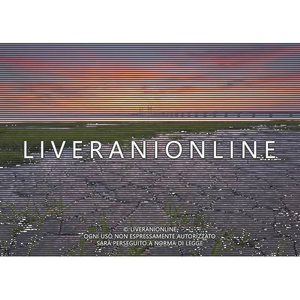 Sunset at Severn beach, UK, 14/07/2013 ©PHOTOSHOT/AGENZIA ALDO LIVERANI SAS - ITALY ONLY - EDITORIAL USE ONLY TRAMONTO