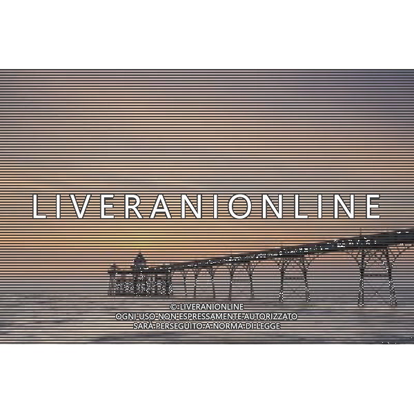 Clevedon pier sunset, Clevedon, UK, 15/07/2013 ©PHOTOSHOT/AGENZIA ALDO LIVERANI SAS - ITALY ONLY - EDITORIAL USE ONLY TRAMONTO