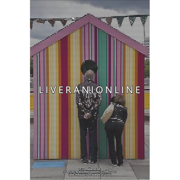 A couple look through the window of a beach hut, erected for the festival of Britain, The Southbank, London, England ©PHOTOSHOT/AGENZIA ALDO LIVERANI SAS - ITALY ONLY - EDITORIAL USE ONLY