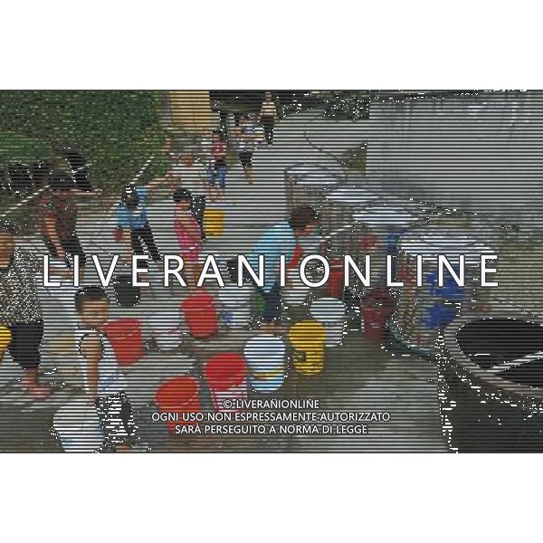 (130815) -- XINCHANG, Aug. 15, 2013 () -- Villagers line up for drinking water in Xinchang County, east China\'s Zhengjiang Province, Aug. 15, 2013. Xinchang has suffered a lingering heat wave since July, leaving water sources dried up and 22,300 people short of drinking water. (/Tan Jin) (cjq) ©PHOTOSHOT/AGENZIA ALDO LIVERANI SAS - ITALY ONLY - EDITORIAL USE ONLY - Gli abitanti dei villaggio a corto di acqua potabile dopo l\'ondata di caldo persistente e siccita\' in Cina orientale 15 agosto 2013