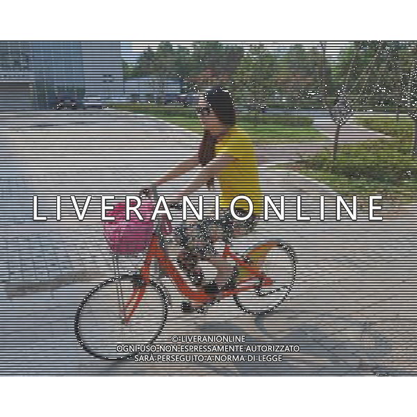 (130816)-- NANJING, Aug. 16, 2013 () -- A citizen rides a public bicycle in Nanjing, capital of China\'s Jiangsu Province, Aug. 16, 2013. A total of 7 rental stands and 2500 public bicycles have been undated in Hexi district of Nanjing since the preparation of the 2nd Asian Youth Games, whose opening ceremony will kick off Friday night. (/Ding Haitao) ©photoshot/AGENZIA ALDO LIVERANI SAS - ITALY ONLY - Cerimonia di apertura dei Giochi della Gioventu\' 2013 asiatici a Nanjing capitale della Cina orientale nella provincia del Jiangsu, il 16 agosto 2013.