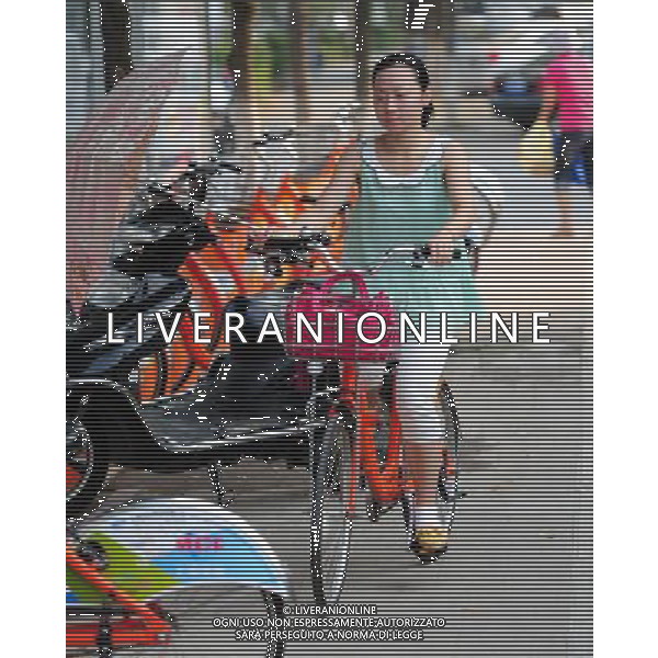 (130816)-- NANJING, Aug. 16, 2013 () -- A citizen rides a public bicycle in Nanjing, capital of China\'s Jiangsu Province, Aug. 16, 2013. A total of 7 rental stands and 2500 public bicycles have been undated in Hexi district of Nanjing since the preparation of the 2nd Asian Youth Games, whose opening ceremony will kick off Friday night. (/Ding Haitao) ©photoshot/AGENZIA ALDO LIVERANI SAS - ITALY ONLY - Cerimonia di apertura dei Giochi della Gioventu\' 2013 asiatici a Nanjing capitale della Cina orientale nella provincia del Jiangsu, il 16 agosto 2013.