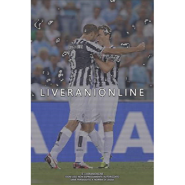 Roma - 18/08/2013 - Stadio Olimpico - Supercoppa TIM 2013-2014 - Juventus vs SS Lazio - nella foto: chiellini e lichtsteiner esultano dopo il 2 a 0 /Ph. Fabrizio Corradetti - Ag. Aldo Liverani sas