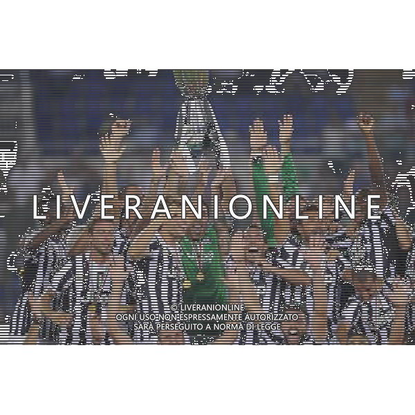 Roma - 18/08/2013 - Stadio Olimpico - Supercoppa TIM 2013-2014 - Juventus vs SS Lazio - nella foto: Gianluigi Buffon alza la Supercoppa /Ph. Fabrizio Corradetti - Ag. Aldo Liverani sas