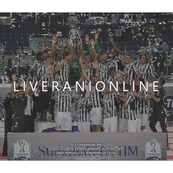 Supercoppa TIM 2013 Torino - 18.08.2013 Juventus-Lazio Nella Foto:buffon alza la coppa /Ph.Vitez-Ag. Aldo Liverani