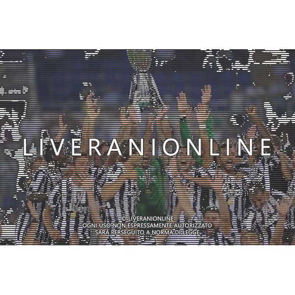 Roma - 18/08/2013 - Stadio Olimpico - Supercoppa TIM 2013-2014 - Juventus vs SS Lazio - nella foto: Festeggiamenti Juventus con la Supercoppa /Ph. Fabrizio Corradetti - Ag. Aldo Liverani sas