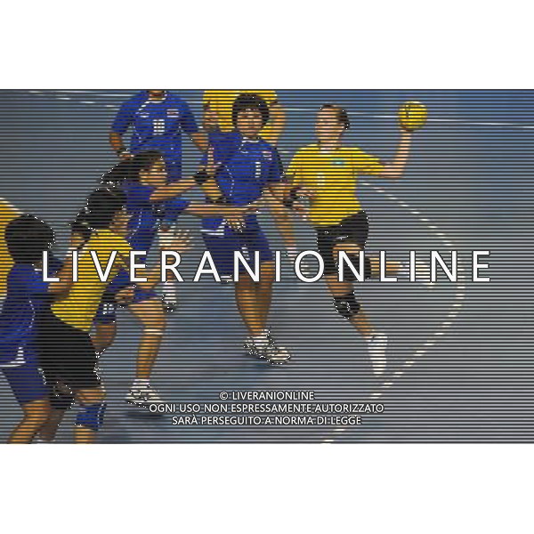 (130818) -- NANJING, Aug. 18, 2013 () -- Kazakstan\'s Yekaterina Yurchenko (1st, R) shoots during the women\'s handball single round against Thailand at 2013 Asian Youth Games in Nanjing, capital of east China\'s Jiangsu Province, on Aug. 18, 2013. Kazakstan won the match 31-29. (/Li Mangmang) ©PHOTOSHOT/AGENZIA ALDO LIVERANI SAS - ITALY ONLY - Giochi della Gioventu\' 2013 asiatici a Nanjing capitale della Cina orientale nella provincia del Jiangsu, agosto 2013.