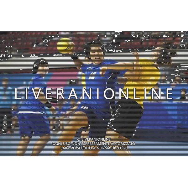 (130818) -- NANJING, Aug. 18, 2013 () -- Thailand\'s Nittaya Joisakoo (C) shoots during the women\'s handball single round against Kazakstan at 2013 Asian Youth Games in Nanjing, capital of east China\'s Jiangsu Province, on Aug. 18, 2013. Kazakstan won the match 31-29. (/Li Mangmang) ©PHOTOSHOT/AGENZIA ALDO LIVERANI SAS - ITALY ONLY - Giochi della Gioventu\' 2013 asiatici a Nanjing capitale della Cina orientale nella provincia del Jiangsu, agosto 2013.