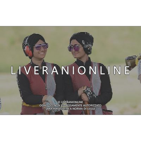 (130818) -- NANJING , Aug. 18, 2013 () -- Qatar\'s twin sisters Sarah Mohammed(L) and Hajar Mohammed(R) rest during the women\'s skeet of shooting event at 2013 Asian Youth Games in Nanjing, capital of east China\'s Jiangsu Province, on Aug. 18, 2013. Sarah Mohammed won the silver medal, Hajar Mohammed won the 6th place. (/Zhao Peng) ©PHOTOSHOT/AGENZIA ALDO LIVERANI SAS - ITALY ONLY - Giochi della Gioventu\' 2013 asiatici a Nanjing capitale della Cina orientale nella provincia del Jiangsu, agosto 2013.
