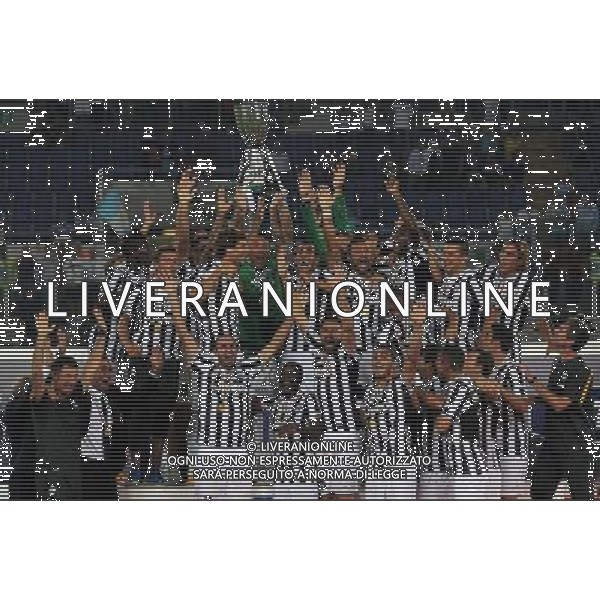 Supercoppa TIM 2013 Torino - 18.08.2013 Juventus-Lazio Nella Foto:Squadra Buffon Gianluigi alzano la coppa /Ph.Vitez-Ag. Aldo Liverani