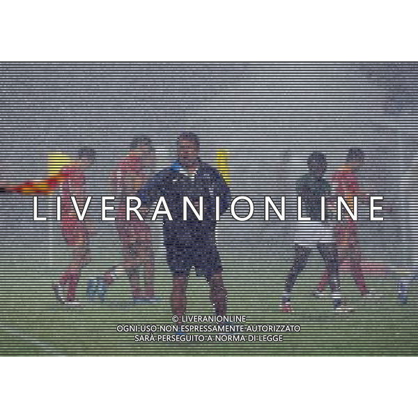 (130819) -- NANJING, Aug. 19, 2013 () -- Sri Lanka\'s coach (C) urges his players to leave the pitch after the men\'s 5-6 placing match against China is paused due to the heavy rain at 2013 Asian Youth Games in Nanjing, capital of east China\'s Jiangsu Province, Aug. 19, 2013. (/Wang Yuguo) ©photoshot/AGENZIA ALDO LIVERANI SAS - ITALY ONLY - Giochi della Gioventu\' 2013 asiatici a Nanjing capitale della Cina orientale nella provincia del Jiangsu, agosto 2013.