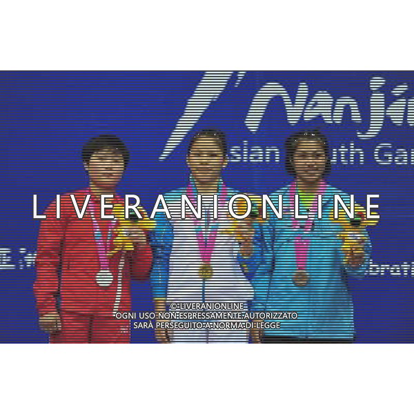 (130819) -- NANJING , Aug. 19, 2013 () -- China\'s Lin Binglian(C),Paek Solsong from Democratic People\'s Republic of Korea(L) and Thailand\'s Rattanaphon Pakkaratha(R) attend the awarding ceremony after the women\'s 53kg weightlifting competition at 2013 Asian Youth Games in Nanjing, capital of east China\'s Jiangsu Province, on Aug. 19, 2013. Lin Binglian won the gold medal with a weight of 188kg, Paek Solsong won the silver with 181kg, Rattanaphon Pakkaratha won the bronze with 173kg. (/Wei Peiquan) ©photoshot/AGENZIA ALDO LIVERANI SAS - ITALY ONLY - Giochi della Gioventu\' 2013 asiatici a Nanjing capitale della Cina orientale nella provincia del Jiangsu, agosto 2013.