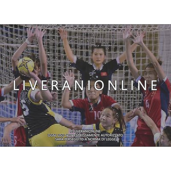 (SP)ASIAN YOUTH GAMES-CHINA-NANJING-HANDBALL(CN) (130823) -- NANJING, Aug. 23, 2013 () -- \'Mongolia\'s Ariunaa Saranzug(1st L) shoots during the women\'s handball single round match against Viet Nam at 2013 Asian Youth Games in Nanjing, capital of east China\'s Jiangsu Province, on Aug. 23, 2013. Viet Nam won the match 37-14. (/Wei Peiquan) ©photoshot/AGENZIA ALDO LIVERANI SAS - ITALY ONLY - Giochi della Gioventu\' 2013 asiatici a Nanjing capitale della Cina orientale nella provincia del Jiangsu, agosto 2013.