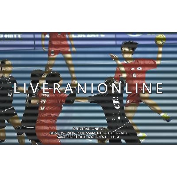 (130823)--NANJING, Aug. 23, 2013()--South Korea\'s Yu Sojeong (1st R) shoots during a women\'s handball single round match against Kazakhstan at 2013 Asian Youth Games in Nanjing, capital of east China\'s Jiangsu Province, Aug. 23, 2013. South Korea claimed the gold medal after winning the match with 45-25. (/Wei Peiquan) ©photoshot/AGENZIA ALDO LIVERANI SAS - ITALY ONLY - Giochi della Gioventu\' 2013 asiatici a Nanjing capitale della Cina orientale nella provincia del Jiangsu, agosto 2013.