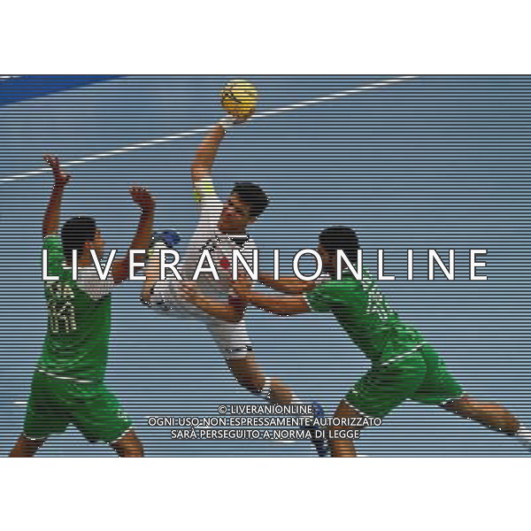 (130823) -- NANJING, Aug. 23, 2013 () -- Bahrain\'s Hasan Aladhab(C) shoots during men\'s handball bronze medal match against Saudi Arabia at 2013 Asian Youth Games in Nanjing, capital of east China\'s Jiangsu Province, on Aug. 23, 2013. Bahrain won the bronze medal with the score 22-21. (/Yang Lei) ©photoshot/AGENZIA ALDO LIVERANI SAS - ITALY ONLY - Giochi della Gioventu\' 2013 asiatici a Nanjing capitale della Cina orientale nella provincia del Jiangsu, agosto 2013.
