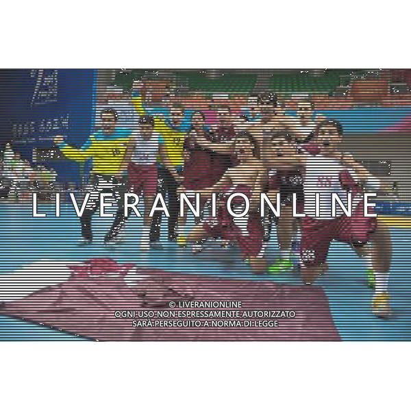 (130823) -- NANJING , Aug. 23, 2013 () -- Qatar\'s Heiba Moustafa (C) throws the ball during the men\'s final of handball against South Korea at 2013 Asian Youth Games in Nanjing, capital city of east China\'s Jiangsu Province, on Aug. 23, 2013. Qatar won the match and claimed the title. (/Li Mangmang) ©photoshot/AGENZIA ALDO LIVERANI SAS - ITALY ONLY - Giochi della Gioventu\' 2013 asiatici a Nanjing capitale della Cina orientale nella provincia del Jiangsu, agosto 2013.