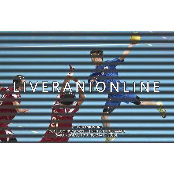 (130823) -- NANJING, Aug. 23, 2013 () -- South Korea\'s Kim Yeonbin (R) throws the ball during the men\'s final of handball against Qatar at 2013 Asian Youth Games in Nanjing, capital city of east China\'s Jiangsu Province, on Aug. 23, 2013. Qatar won the match and claimed the title. (/Yang Lei) ©photoshot/AGENZIA ALDO LIVERANI SAS - ITALY ONLY - Giochi della Gioventu\' 2013 asiatici a Nanjing capitale della Cina orientale nella provincia del Jiangsu, agosto 2013.