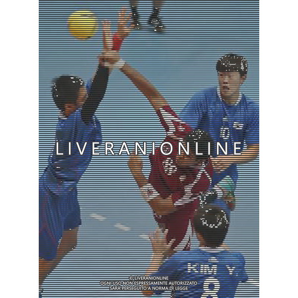 (130823) -- NANJING , Aug. 23, 2013 () -- Qatar\'s Heiba Moustafa (C) throws the ball during the men\'s final of handball against South Korea at 2013 Asian Youth Games in Nanjing, capital city of east China\'s Jiangsu Province, on Aug. 23, 2013. Qatar won the match and claimed the title. (/Yang Lei) ©photoshot/AGENZIA ALDO LIVERANI SAS - ITALY ONLY - Giochi della Gioventu\' 2013 asiatici a Nanjing capitale della Cina orientale nella provincia del Jiangsu, agosto 2013.