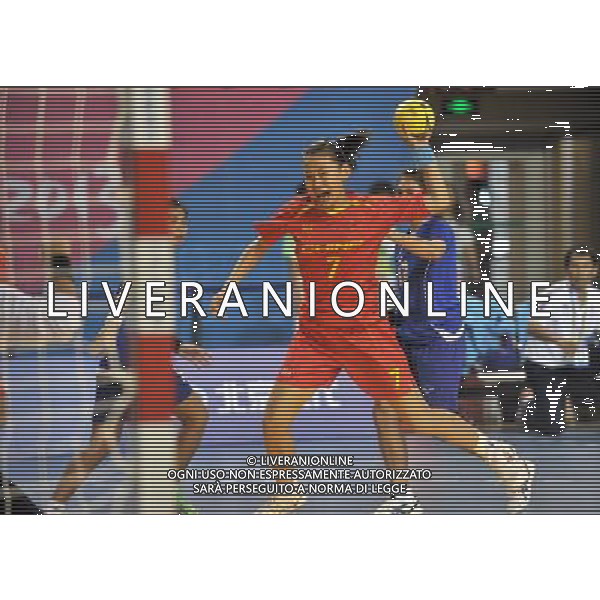 (SP)ASIAN YOUTH GAMES-CHINA-NANJING-WOMEN\'S HANDBALL(CN) (130823)--NANJING, Aug. 23, 2013()-- China\'s Zhang Tingting shoots the ball during a women\'s handball single round against Thailand at 2013 Asian Youth Games in Nanjing, capital of east China\'s Jiangsu province, Aug. 23, 2013. China claimed the Bronze medal after the whole single round. (/Shen Peng) ©photoshot/AGENZIA ALDO LIVERANI SAS - ITALY ONLY - Giochi della Gioventu\' 2013 asiatici a Nanjing capitale della Cina orientale nella provincia del Jiangsu, agosto 2013.