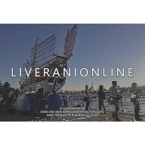 (130827) -- TAIPEI, Aug. 27, 2013 () -- Photo taken on Aug. 27, 2013 shows a sailing boat by the Dadaocheng Wharf in Taipei, southeast China\'s Taiwan. Dadaocheng was an important trading port in the 19th century, and is now a tourist attraction and shopping area. (/Lu Peng) (mp) ©photoshot/AGENZIA ALDO LIVERANI SAS - ITALY ONLY - Vedute panoramih“che della citta\' e del molo di Dadaocheng, con un importante porto commerciale nel 19mo secolo, e\' ora un\'attrazione turistica a Taipei, sud-est della Cina, Taiwan, 27 agosto 2013.