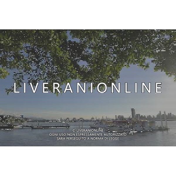 (130827) -- TAIPEI, Aug. 27, 2013 () -- Photo taken on Aug. 27, 2013 shows the sunset at the Dadaocheng Wharf in Taipei, southeast China\'s Taiwan. Dadaocheng was an important trading port in the 19th century, and is now a tourist attraction and shopping area. (/Lu Peng) (mp) ©photoshot/AGENZIA ALDO LIVERANI SAS - ITALY ONLY - Vedute panoramih“che della citta\' e del molo di Dadaocheng, con un importante porto commerciale nel 19mo secolo, e\' ora un\'attrazione turistica a Taipei, sud-est della Cina, Taiwan, 27 agosto 2013.