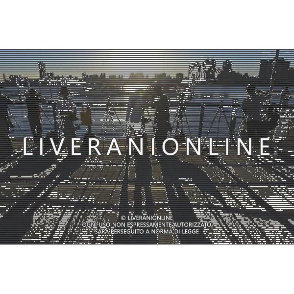 (130827) -- TAIPEI, Aug. 27, 2013 () -- Tourists take photos of the sunset by the Dadaocheng Wharf in Taipei, southeast China\'s Taiwan, Aug. 27, 2013. Dadaocheng was an important trading port in the 19th century, and is now a tourist attraction and shopping area. (/Lu Peng) (mp) ©photoshot/AGENZIA ALDO LIVERANI SAS - ITALY ONLY - Vedute panoramih“che della citta\' e del molo di Dadaocheng, con un importante porto commerciale nel 19mo secolo, e\' ora un\'attrazione turistica a Taipei, sud-est della Cina, Taiwan, 27 agosto 2013.