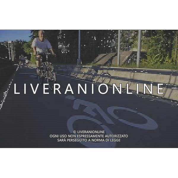 (130827) -- TAIPEI, Aug. 27, 2013 () -- An old man rides a bike along the Dadaocheng Wharf in Taipei, southeast China\'s Taiwan, Aug. 27, 2013. Dadaocheng was an important trading port in the 19th century, and is now a tourist attraction and shopping area. (/Lu Peng) (mp) ©photoshot/AGENZIA ALDO LIVERANI SAS - ITALY ONLY - Vedute panoramih“che della citta\' e del molo di Dadaocheng, con un importante porto commerciale nel 19mo secolo, e\' ora un\'attrazione turistica a Taipei, sud-est della Cina, Taiwan, 27 agosto 2013.