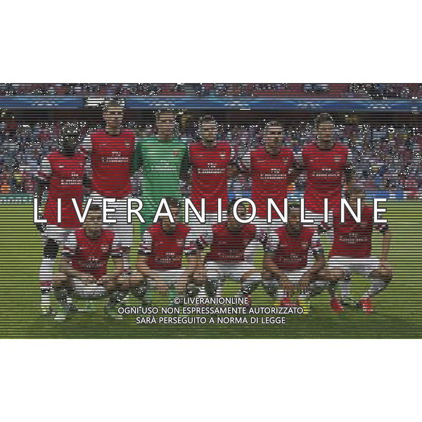 (130828) -- LONDON, Aug. 28, 2013 () -- Players of Arsenal line up ahead of the UEFA Champions League Play-off Round Second leg match between Arsenal FC and Fenerbahce SK at Emirates Stadium in London, Britain on Aug. 27, 2013. Arsenal won 2-0 in this match. Arsenal defeated Fenerbahce with a 5-0 in aggregate to reach the Champions League for the 16th consecutive year.(/Wang Lili)
