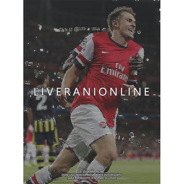 (130828) -- LONDON, Aug. 28, 2013 () -- Aaron Ramsey (R) celebrates scoring his second Arsenal goal during the UEFA Champions League Play-off Round Second leg match between Arsenal FC and Fenerbahce SK at Emirates Stadium in London, Britain on Aug. 27, 2013.Arsenal won 2-0 in this match. Arsenal defeated Fenerbahce with a 5-0 in aggregate to reach the Champions League for the 16th consecutive year.(/Wang Lili)