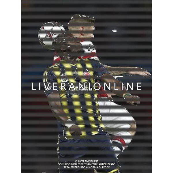 (130828) -- LONDON, Aug. 28, 2013 () -- Jack Wilshere (R) of Arsenal heads the ball with Moussa Sow of Fenerbahce during the UEFA Champions League Play-off Round Second leg match between Arsenal FC and Fenerbahce SK at Emirates Stadium in London, Britain on Aug. 27, 2013. Arsenal won 2-0 in this match. Arsenal defeated Fenerbahce with a 5-0 in aggregate to reach the Champions League for the 16th consecutive year.(/Wang Lili)