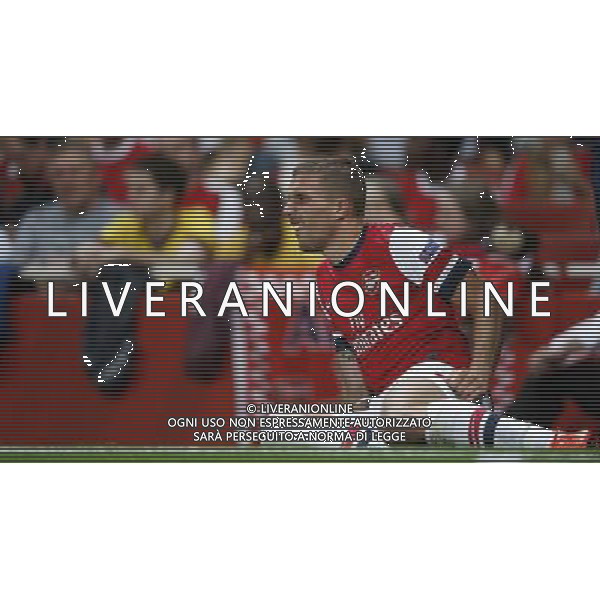 (130828) -- LONDON, Aug. 28, 2013 () -- Lukas Podolski of Arsenal lies injured on the sideline before being stretchered off during the UEFA Champions League Play-off Round Second leg match between Arsenal FC and Fenerbahce SK at Emirates Stadium in London, Britain on Aug. 27, 2013. Arsenal won 2-0 in this match. Arsenal defeated Fenerbahce with a 5-0 in aggregate to reach the Champions League for the 16th consecutive year.(/Wang Lili)