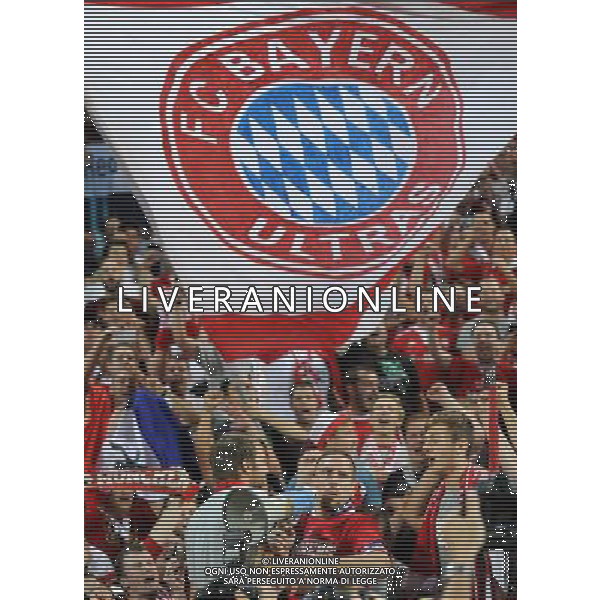 2013.08.30 PRAGA PILKA NOZNA SUPER PUCHAR EUROPY 2013 FOOTBALL UEFA SUPERCUP 2013 FC BAYERN MONACHIUM - FC CHELSEA LONDYN N/Z PUCHAR MEDAL DEKORACJA FRANCK RIBERY SWIETUJE Z KIBICAMI BAYERNU FOTO LUKASZ LASKOWSKI / PRESSFOCUS NEWSPIXPL --- Newspix.pl AG ALDO LIVERANI SAS ONLY ITALY *** Local Caption *** www.newspix.pl mail us: info@newspix.pl call us: 0048 022 23 22 222 --- Polish Picture Agency by Ringier Axel Springer Poland