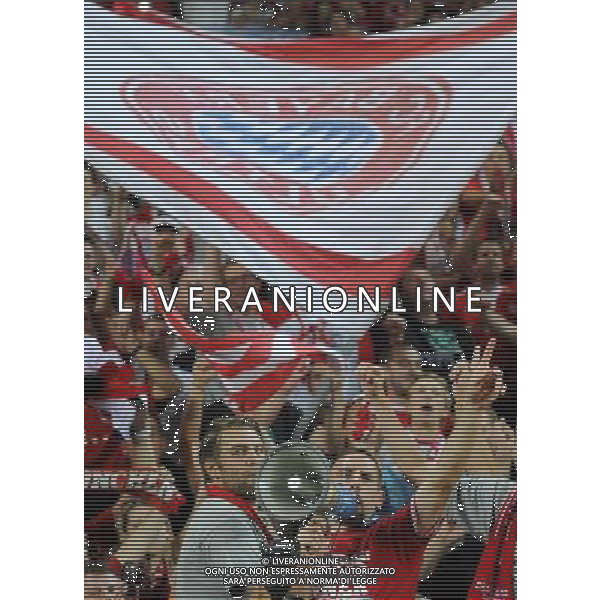 2013.08.30 PRAGA PILKA NOZNA SUPER PUCHAR EUROPY 2013 FOOTBALL UEFA SUPERCUP 2013 FC BAYERN MONACHIUM - FC CHELSEA LONDYN N/Z PUCHAR MEDAL DEKORACJA FRANCK RIBERY SWIETUJE Z KIBICAMI BAYERNU FOTO LUKASZ LASKOWSKI / PRESSFOCUS NEWSPIXPL --- Newspix.pl AG ALDO LIVERANI SAS ONLY ITALY *** Local Caption *** www.newspix.pl mail us: info@newspix.pl call us: 0048 022 23 22 222 --- Polish Picture Agency by Ringier Axel Springer Poland