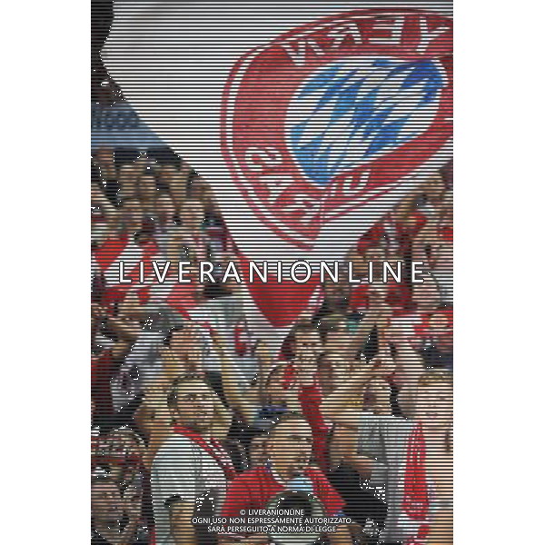 2013.08.30 PRAGA PILKA NOZNA SUPER PUCHAR EUROPY 2013 FOOTBALL UEFA SUPERCUP 2013 FC BAYERN MONACHIUM - FC CHELSEA LONDYN N/Z PUCHAR MEDAL DEKORACJA FRANCK RIBERY SWIETUJE Z KIBICAMI BAYERNU FOTO LUKASZ LASKOWSKI / PRESSFOCUS NEWSPIXPL --- Newspix.pl AG ALDO LIVERANI SAS ONLY ITALY *** Local Caption *** www.newspix.pl mail us: info@newspix.pl call us: 0048 022 23 22 222 --- Polish Picture Agency by Ringier Axel Springer Poland